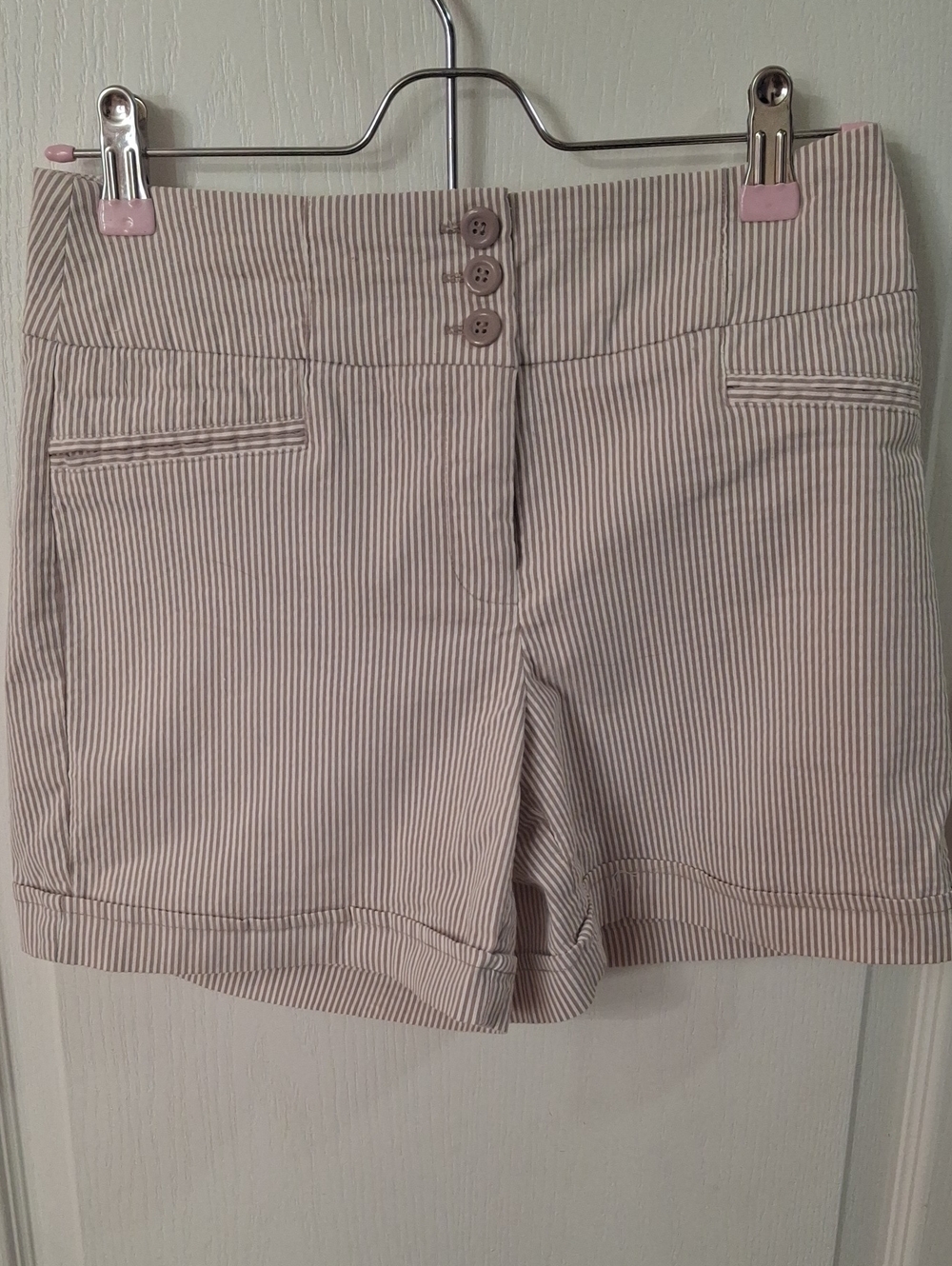 SOHO Apparel Women's Size 4 Beige/White Pinstriped Cuffed Shorts   Like New